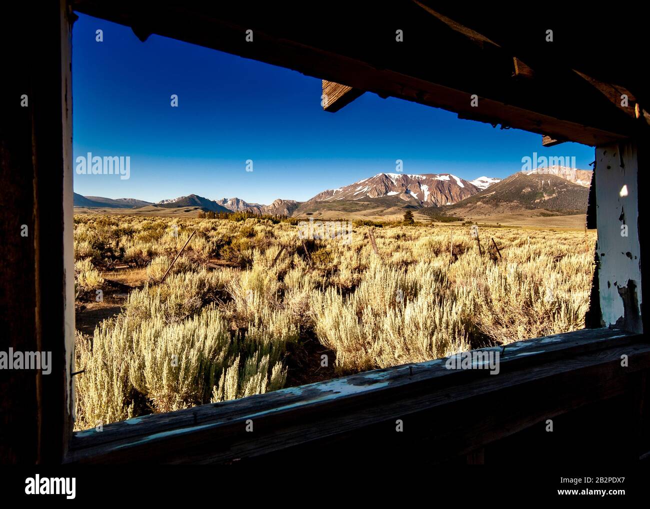 una camera con vista, da casa vecchia famiglia che guarda fuori alle montagne della sierra, Foto Stock