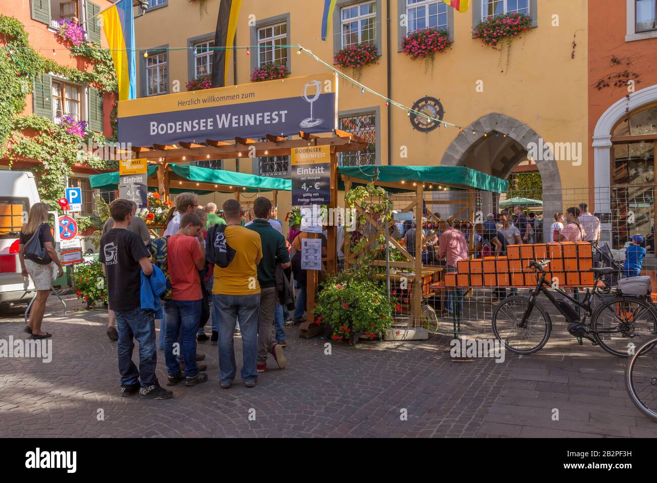 Meersburg, Germania - 07 settembre 2015: Wine Party a Merersburg, una città nello stato tedesco sud-occidentale del Baden-Wurttemberg. Sulla riva del lago Constan Foto Stock