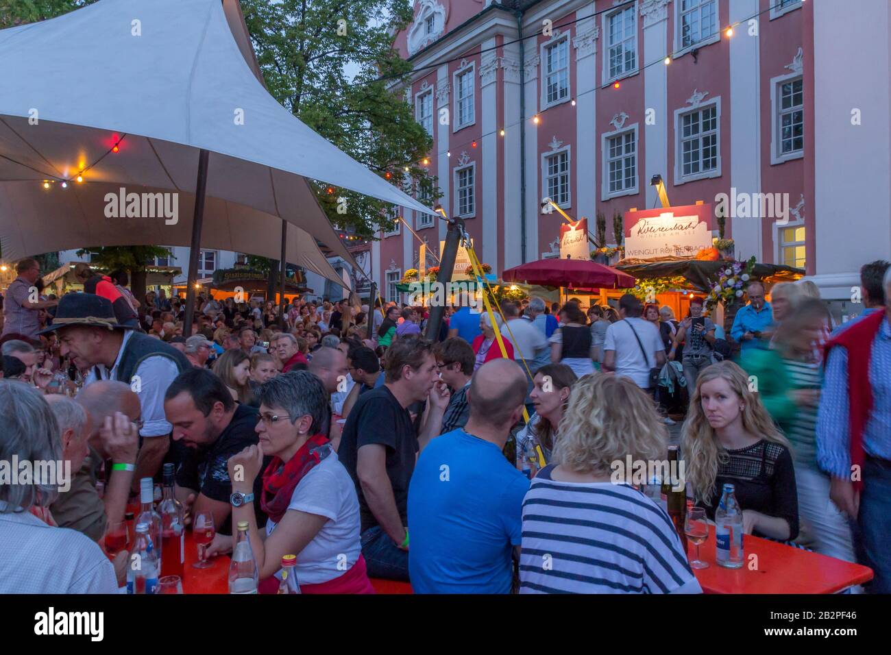 Meersburg, Germania - 07 settembre 2015: Wine Party a Merersburg, una città nello stato tedesco sud-occidentale del Baden-Wurttemberg. Sulla riva del lago Constan Foto Stock