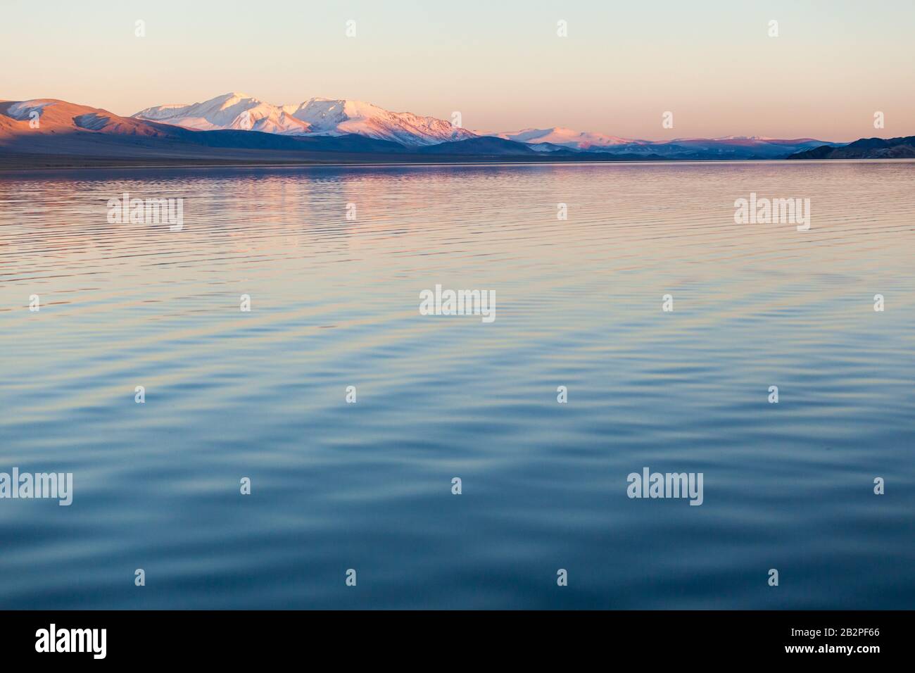 Tramonto Specchio riflessione in lago calmo. Luce serale. Mongolia Occidentale Foto Stock