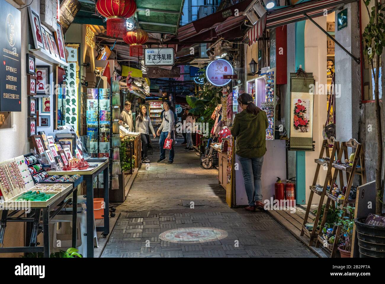 Shanghai, CINA, 31 OTTOBRE: Bancarelle del mercato e negozi a Tianzifang, una famosa area commerciale conosciuta meglio per le sue arti e mestieri il 31 ottobre 2019 a S. Foto Stock