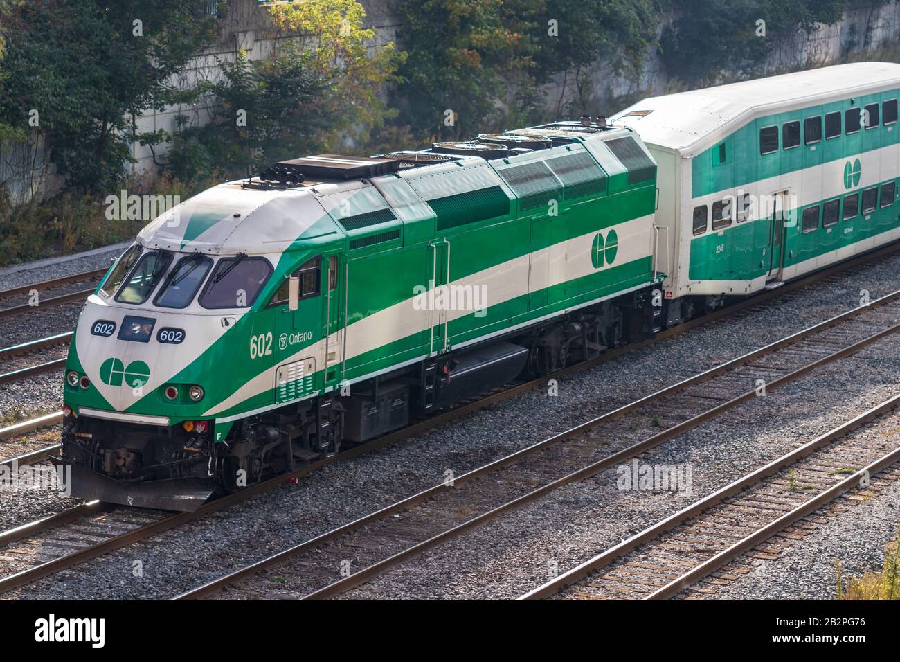 GO Transit Train Locomotiva visto durante il movimento nel centro di Toronto, mentre si porta in Union Station. Foto Stock