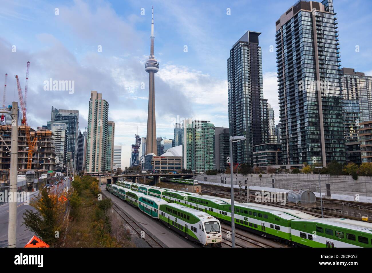 GO Transit Stazione ferroviaria vista con CN Tower e Rogers Centre dietro il giorno di sole. Foto Stock