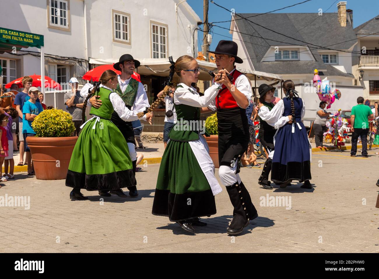 I giovani di eseguire la tradizionale danza folk durante feste annuali, Corrubedo, Galizia, Spagna Foto Stock