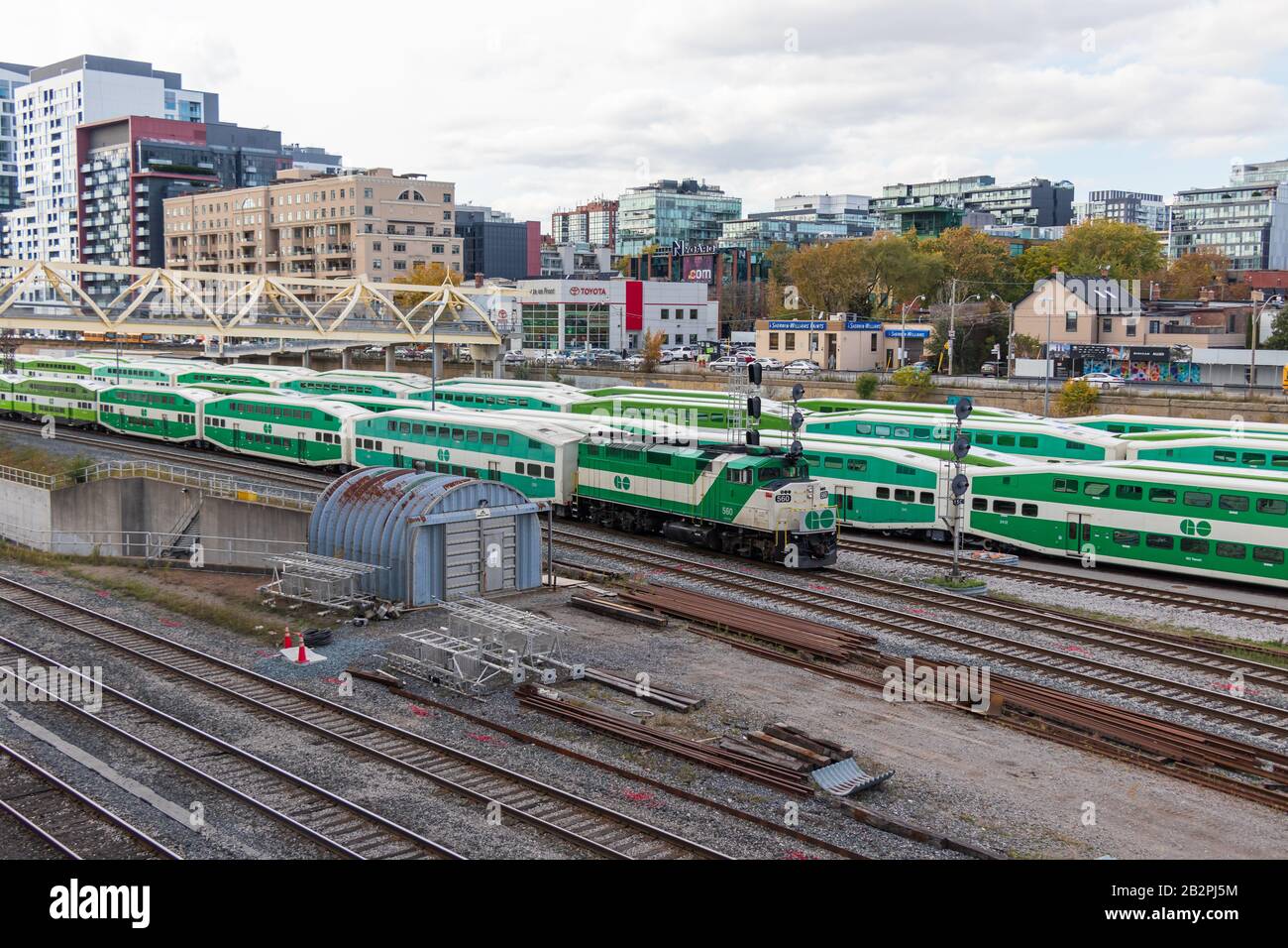 Un TRENO GO Transit passa attraverso un deposito ferroviario completo vicino alla Union Station nel centro di Toronto Foto Stock
