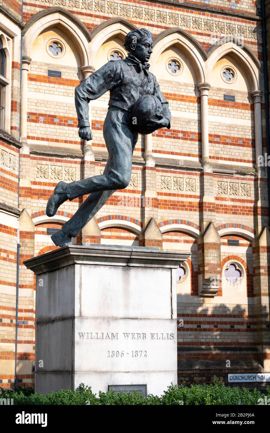 Statua di William Webb-Ellis, il creatore di Rugby football, fuori Rugby School, Rugby, Warwickshire, Inghilterra. Foto Stock