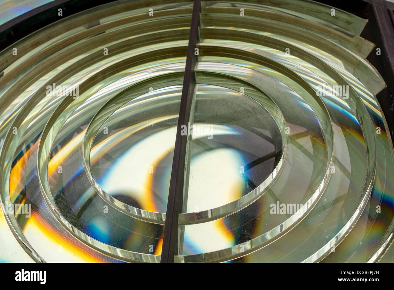 Immagine ravvicinata dei prismi di vetro che compongono una lente Fresnel in un faro Foto Stock