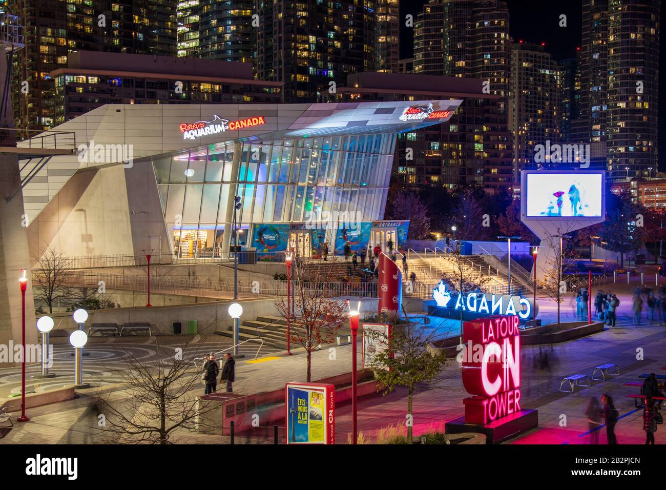 Il popolare Acquario del Canada di Ripley visto di notte nella CN Tower plaza. Foto Stock