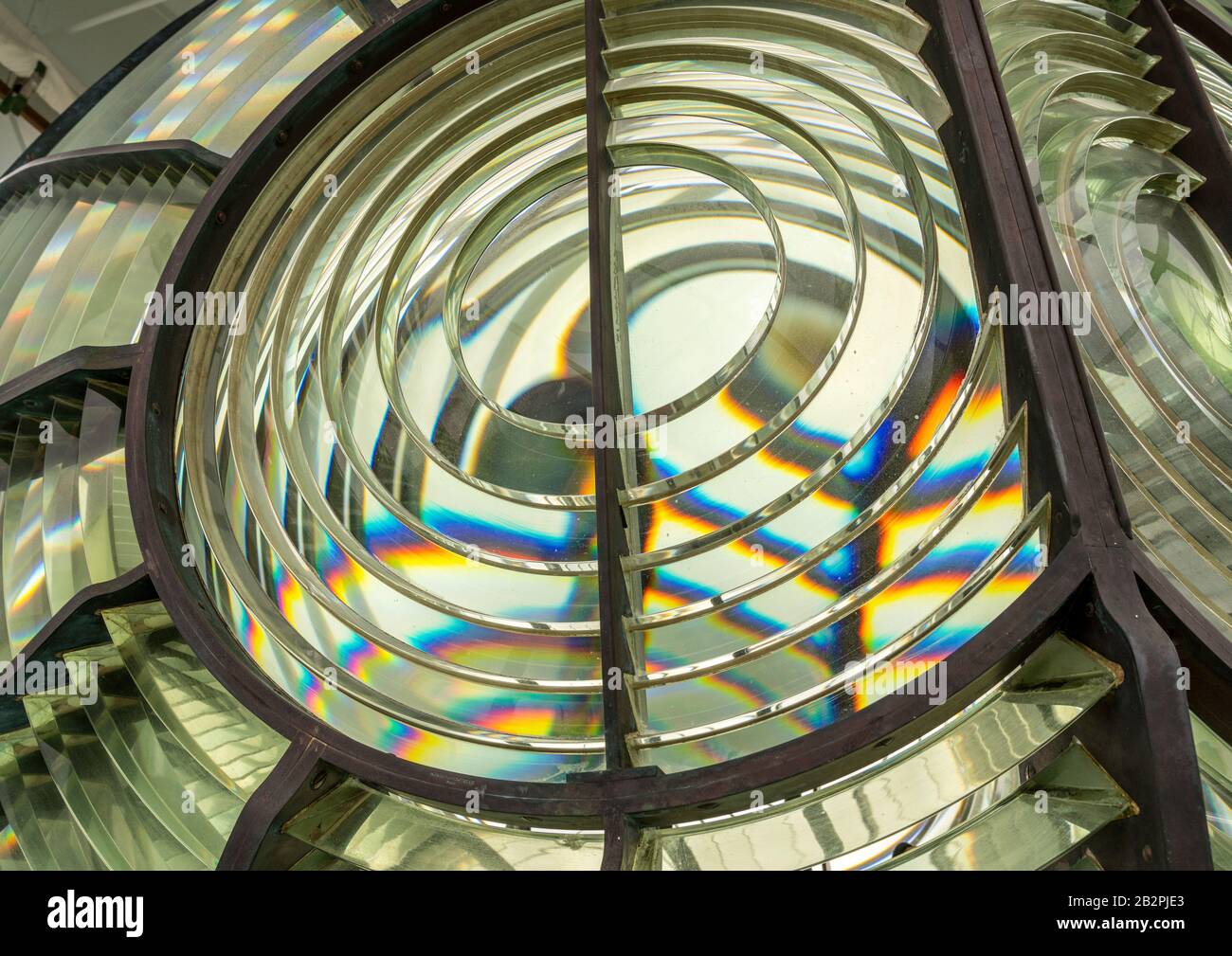 Immagine ravvicinata dei prismi di vetro che compongono una lente Fresnel in un faro Foto Stock