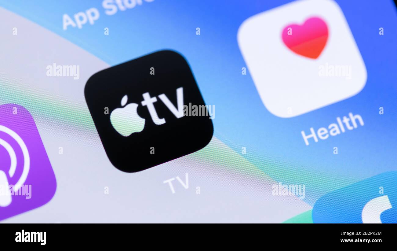 Logo Apple TV su un display di iPhone, l'app utilizzata per il nuovo servizio Apple TV + streaming. Foto Stock