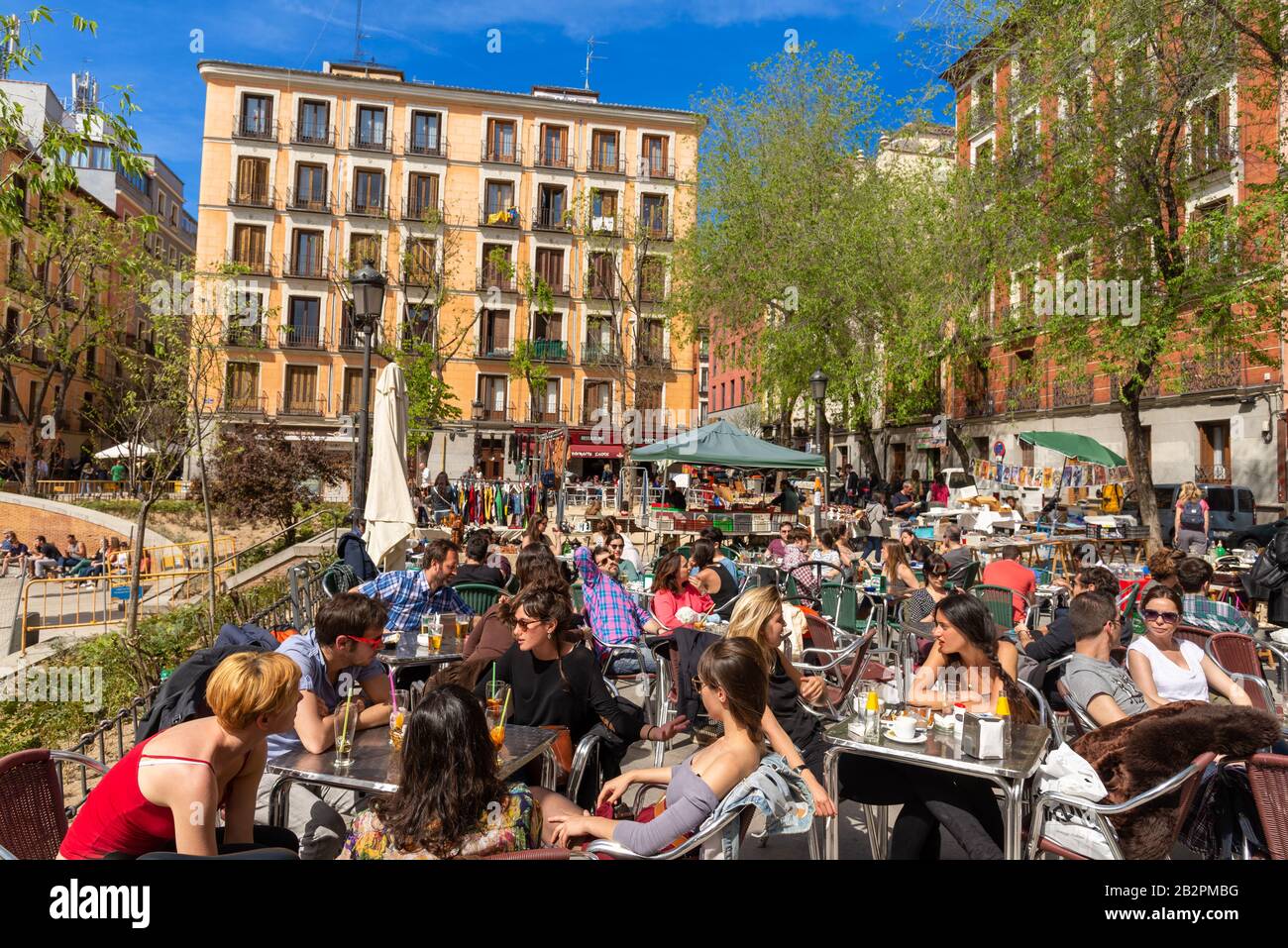 Giovani sul marciapiede bar nel quartiere Malasana, Madrid, Spagna Foto Stock
