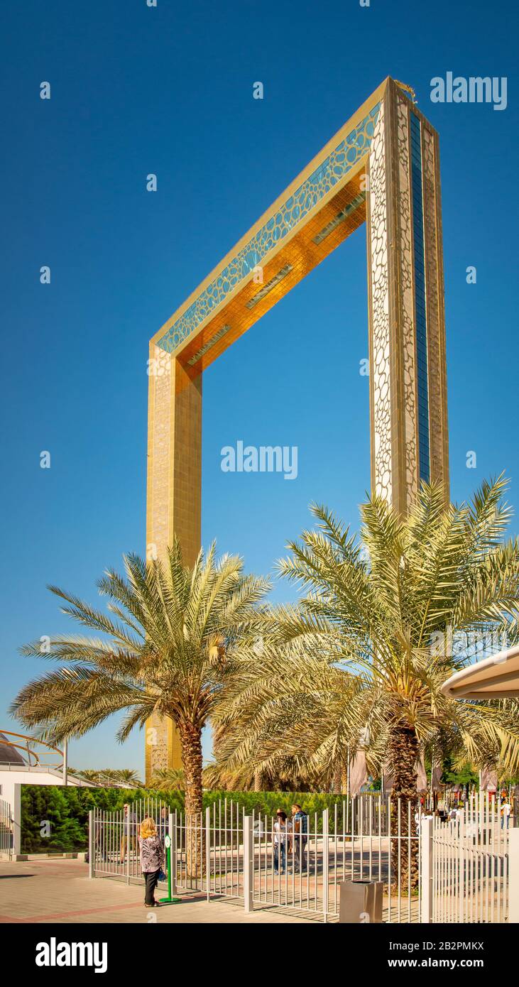 Donna in piedi guardando verso l'alto Dubai cornice UAE Foto Stock
