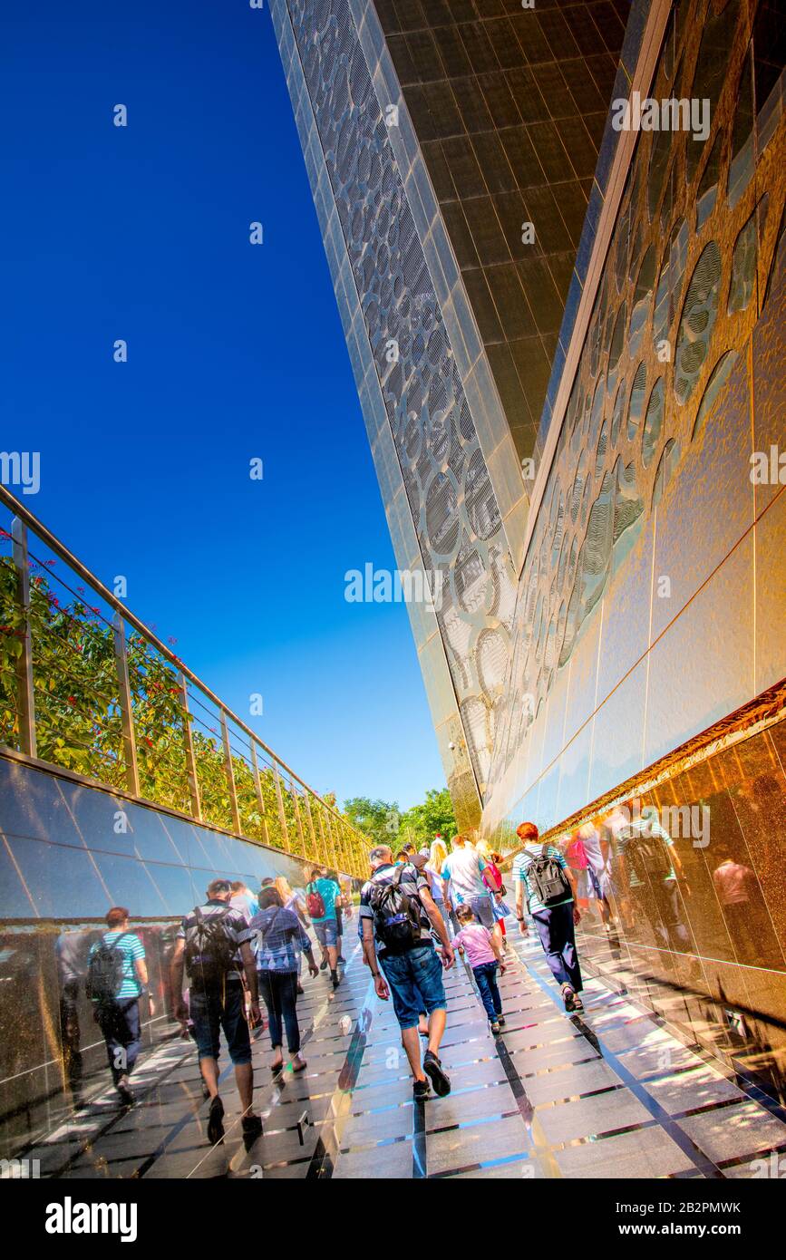 Folla di turisti che escono dalla base della struttura di Dubai Frame Foto Stock