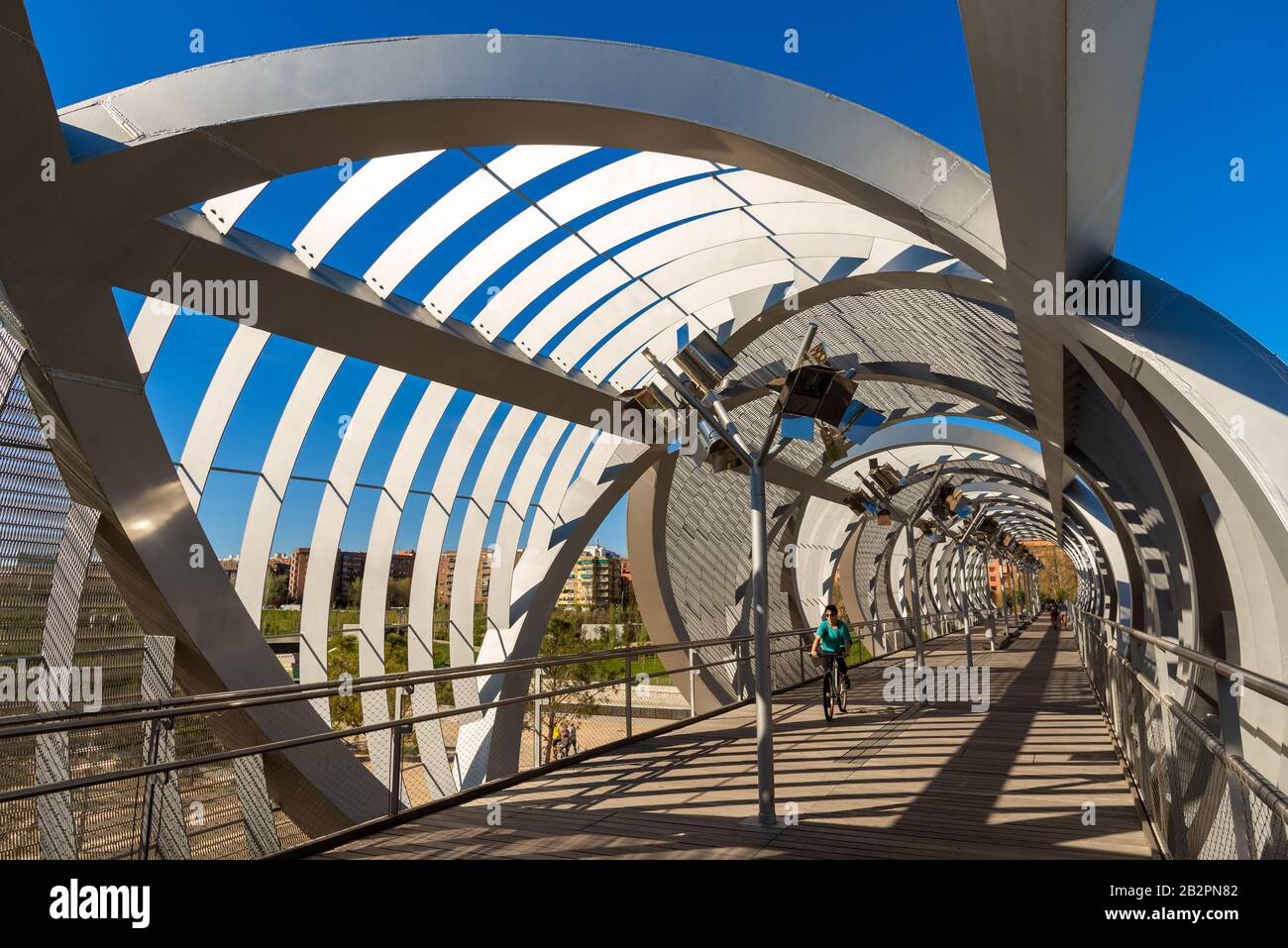 Arganzuela passerella pedonale che attraversa il fiume Manzanares a Madrid Rio Park, Madrid, Spagna Foto Stock