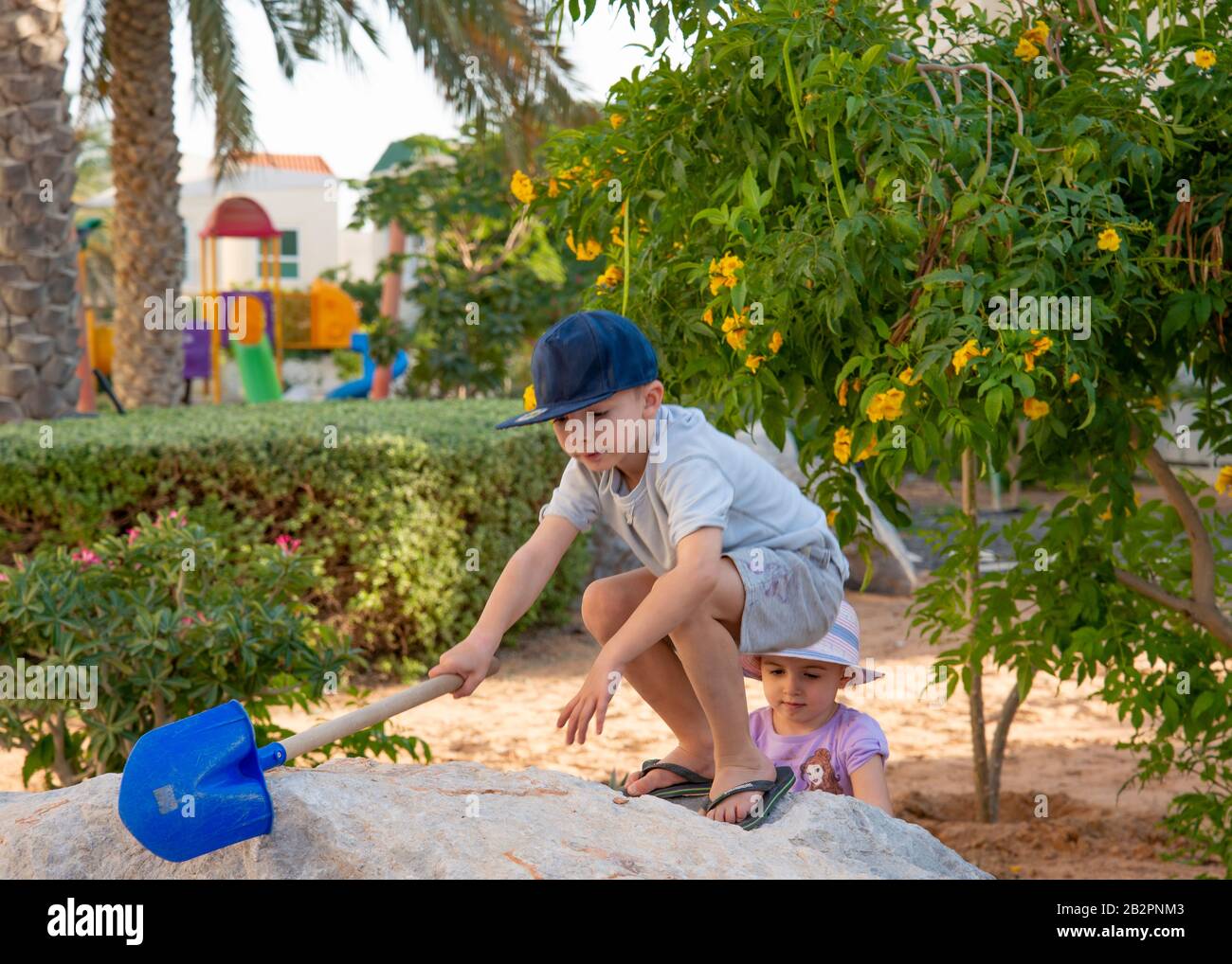 Ragazzo di 5 anni su roccia con cappuccio a forcella Foto Stock