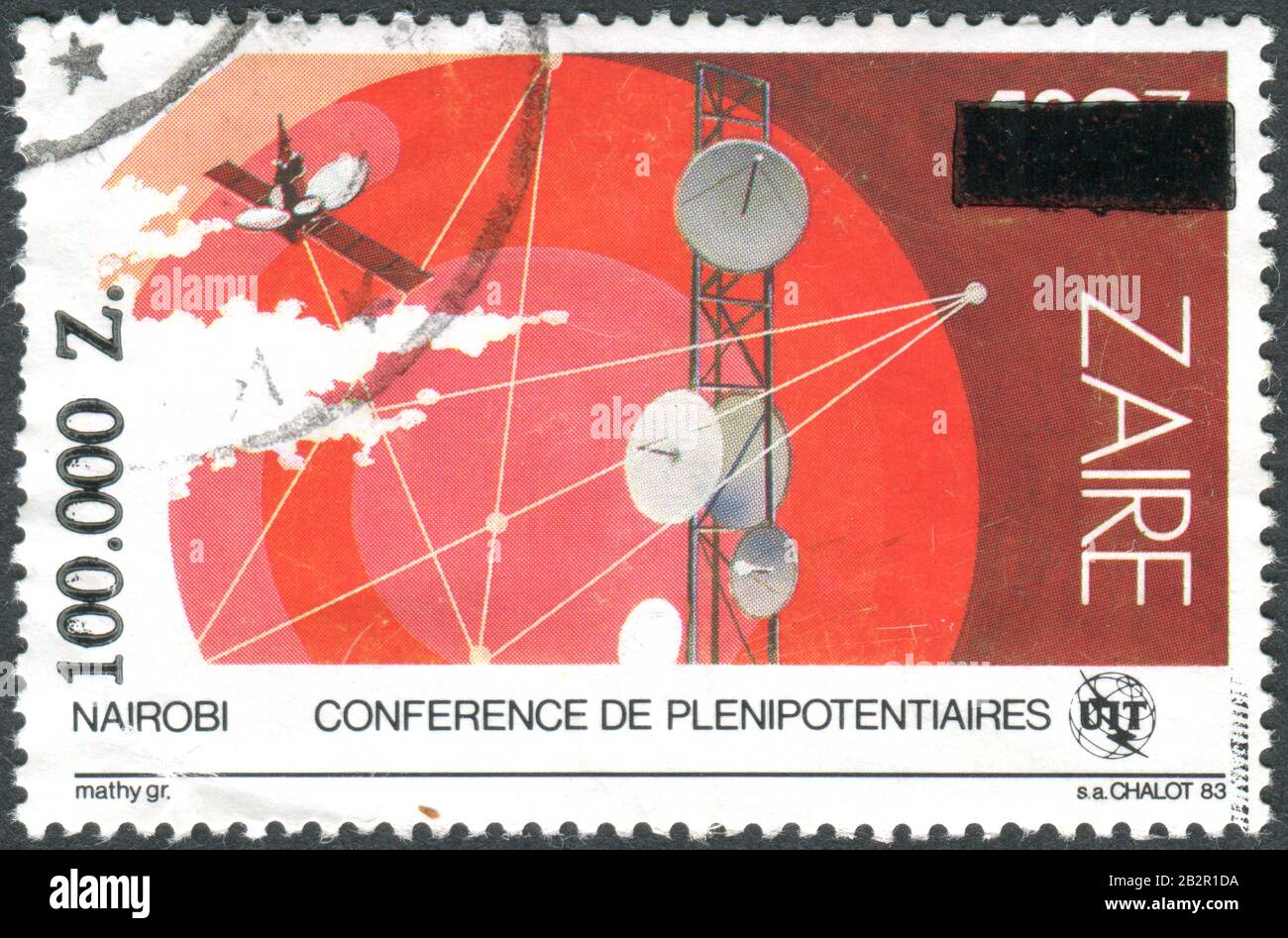 Un francobollo stampato in Zaire, dedicato alla Conferenza plenipotenziaria dell'UIT di Nairobi, raffigura i Vari satelliti, antenna parabolica e mappe, circa il 1983 Foto Stock