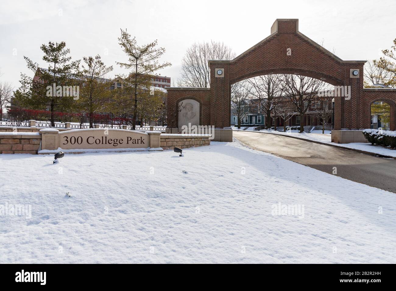 Dayton, OH, USA / 28 febbraio 2020: 300 College Park, Università di Dayton, con neve fresca invernale sul terreno. Foto Stock