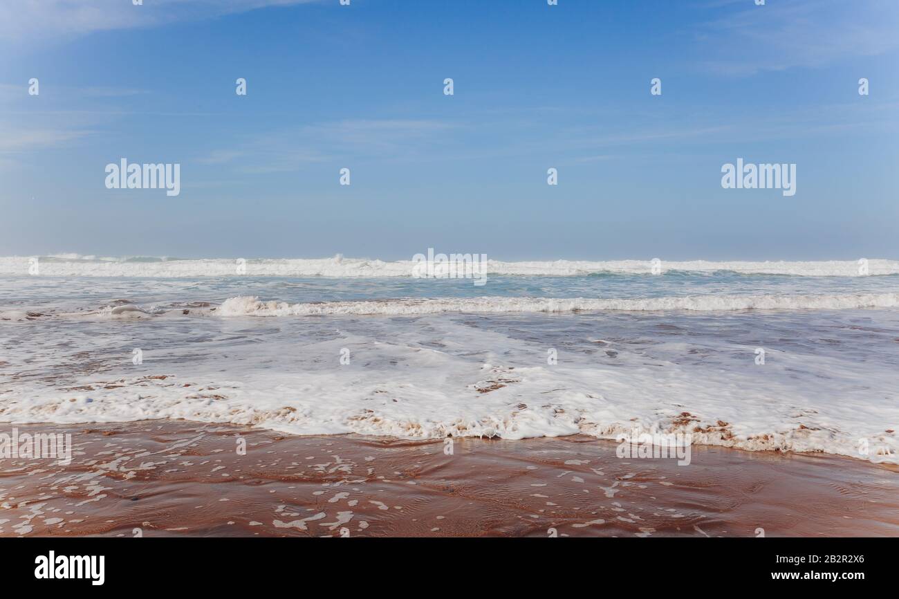 Onde schiumose dell'oceano, linea di surf in Marocco. Paesaggio tropicale d'acqua d'estate. Fotografia di viaggio. Foto Stock