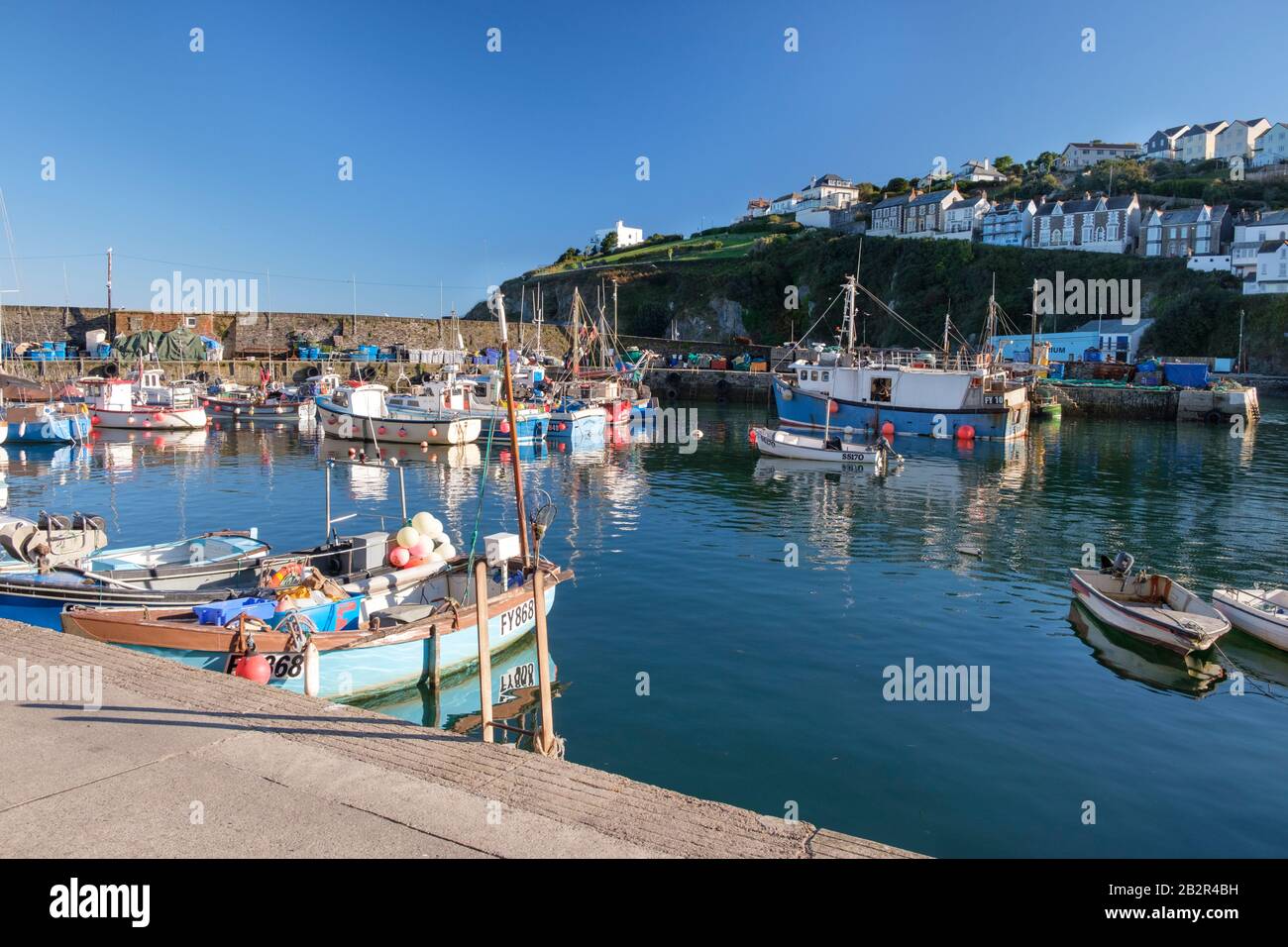 Il porto e le barche da pesca delle famiglie di pescatori di Mevagissey sono presenti in un recente documentario televisivo. Sono in attesa dell’esito dei colloqui sulla Brexit. Foto Stock