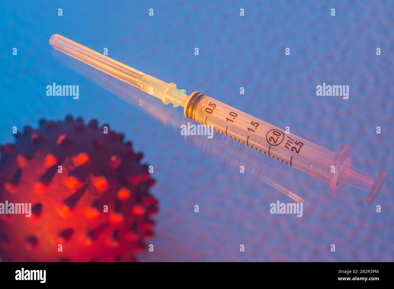 Concept Coronavirus, vaccino covid, CV19, SARS, epidemia influenzale, farmaci antivirali, inoculazione del virus, influenza jab, cura di Covid, astratto medico, vaccini. Foto Stock