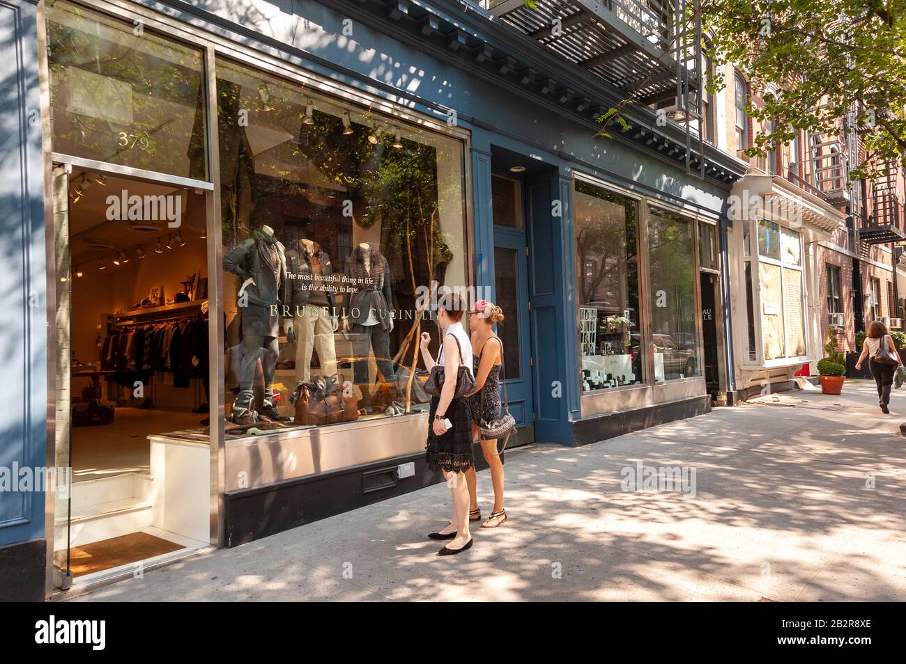 Giovani donne vetrine shopping in Bleecker Street, Greenwich Village, New York City, America, USA Foto Stock