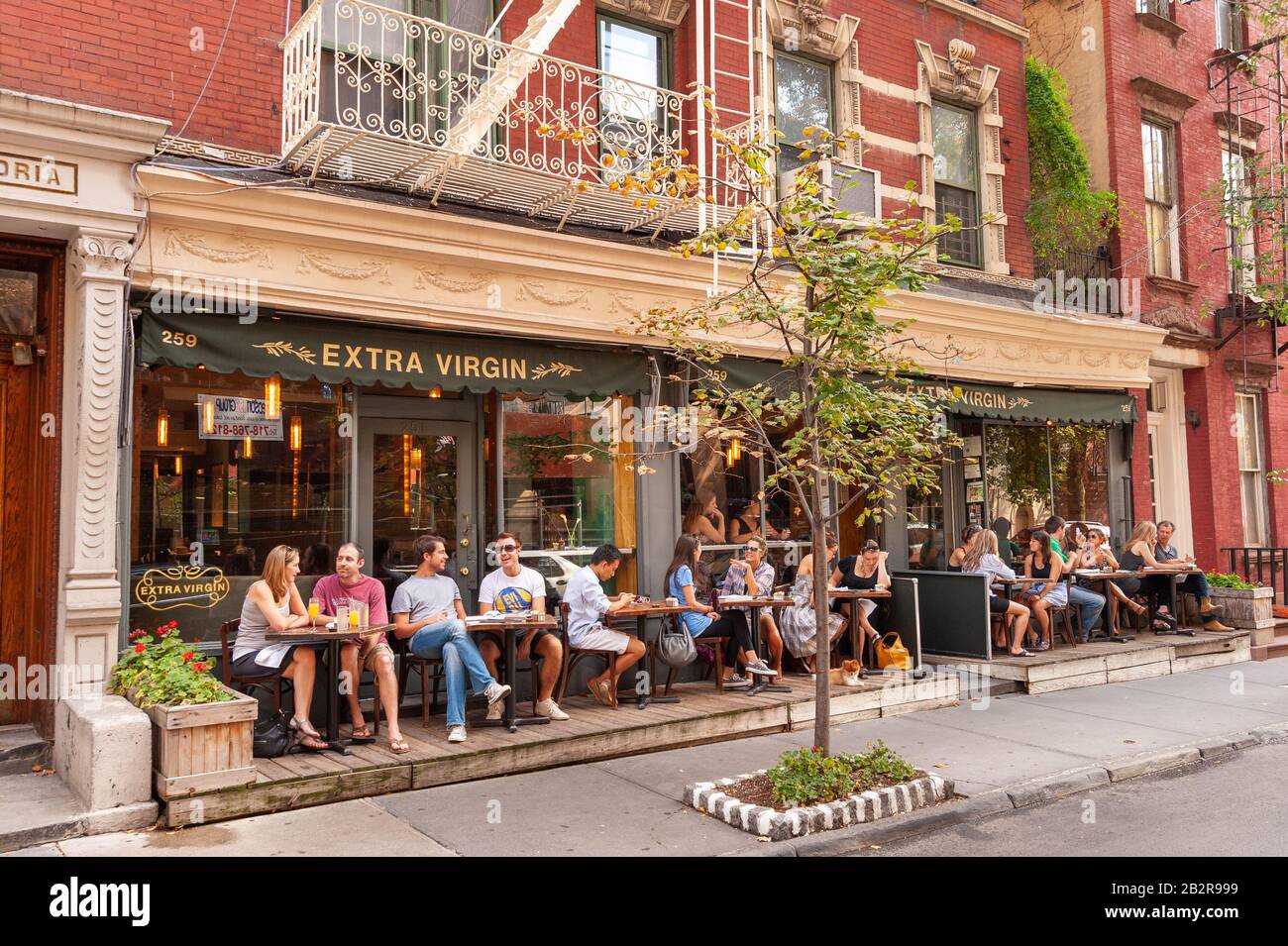 Olio Extra Vergine di ristorante sul West 4th Street nel Greenwich Village di New York City, America, STATI UNITI D'AMERICA Foto Stock