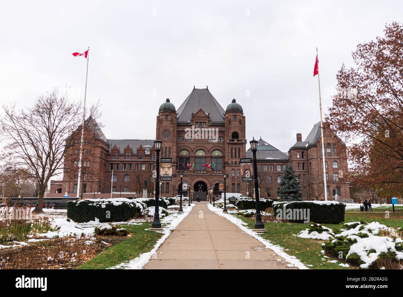 Vista grandangolare dell'edificio del Parlamento legislativo dell'Ontario in un pomeriggio tranquillo e nevoso. Foto Stock