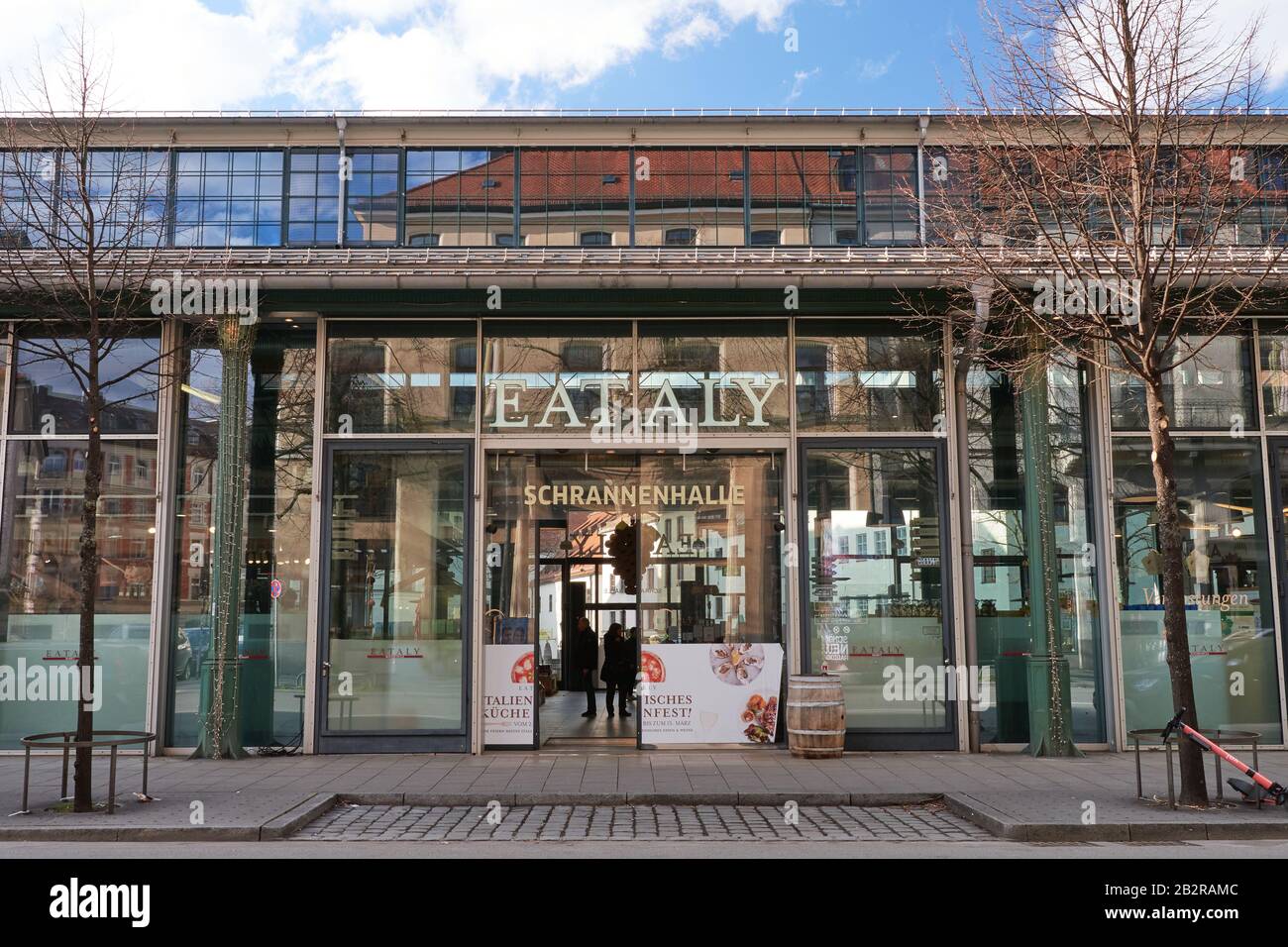 Monaco, Germania - 1 marzo 2020: Il banco italiano gigante deli e catena alimentare Eataly aperto nel novembre 2015 nel mercato storico di Schrannenha Foto Stock