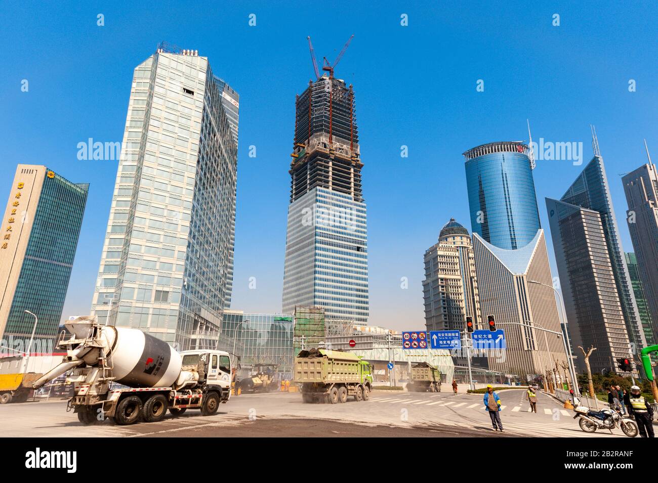 Nuovo grattacielo in costruzione a Pudong, Shanghai, Cina Foto Stock