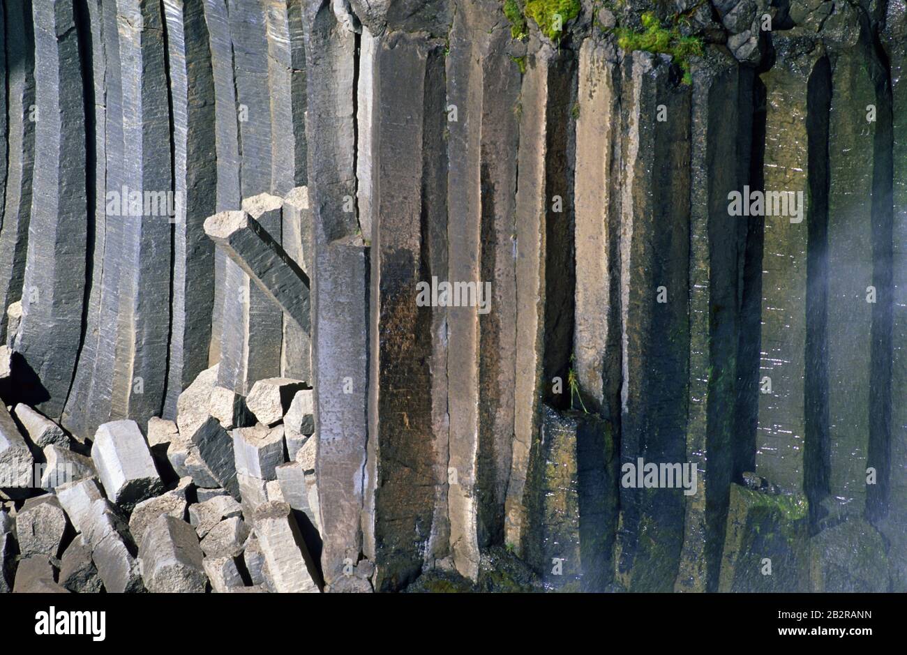 Alla cascata Aldeyarfoss, colonne basaltiche nella gola del fiume Skjalfandafljot, sulla strada sterrata F28 Sprengisandur, Islanda Foto Stock