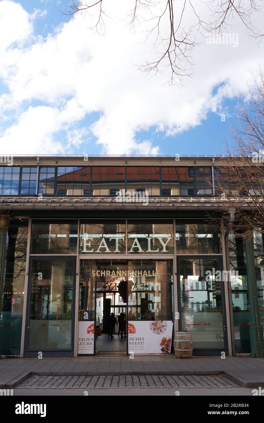 Monaco, Germania - 1 marzo 2020: Il banco italiano gigante deli e catena alimentare Eataly aperto nel novembre 2015 nel mercato storico di Schrannenha Foto Stock