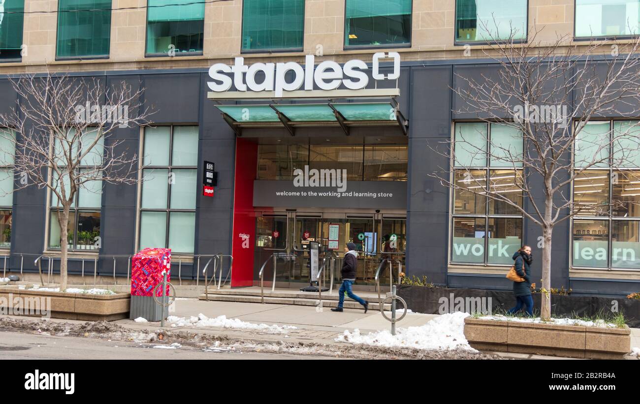 La posizione di Staples, recentemente ristrutturata, si trova di fronte al negozio nel centro di Toronto. Foto Stock