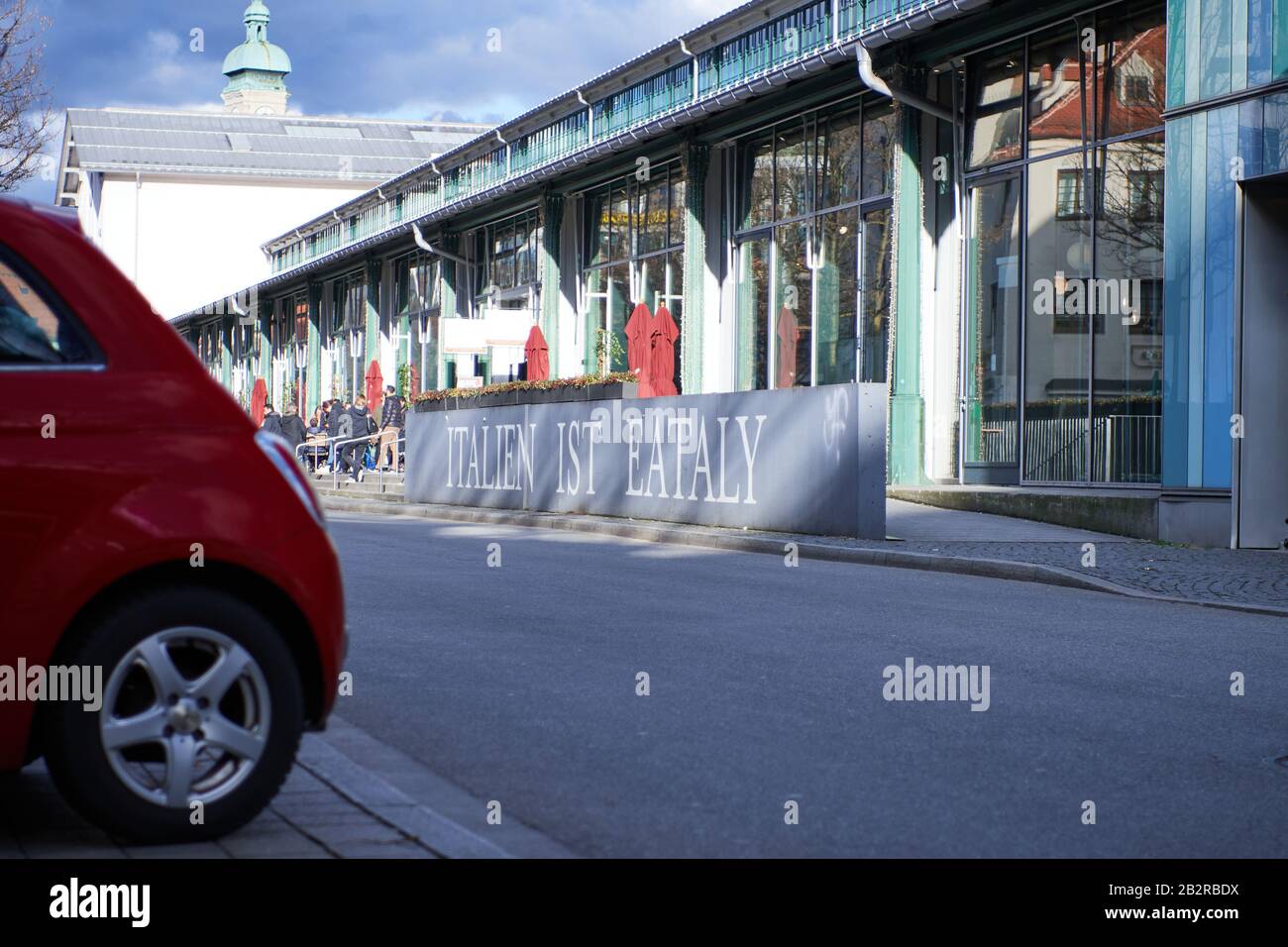 Monaco, Germania - 1 marzo 2020: Il banco italiano gigante deli e catena alimentare Eataly aperto nel novembre 2015 nel mercato storico di Schrannenha Foto Stock
