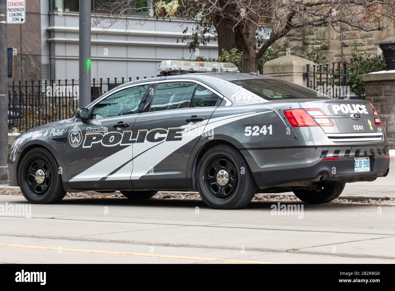 La polizia grigia Toronto parcheggiata sul lato di una strada della città durante il giorno. Foto Stock