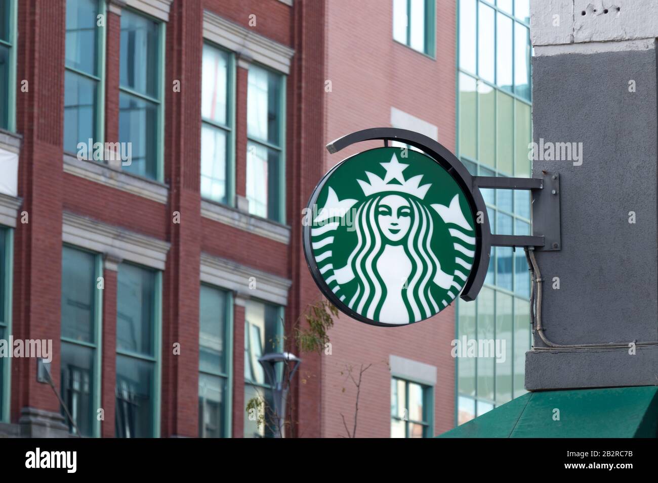 Starbucks Coffee cartello appeso davanti a uno dei loro luoghi in una grande città, centro città. Foto Stock