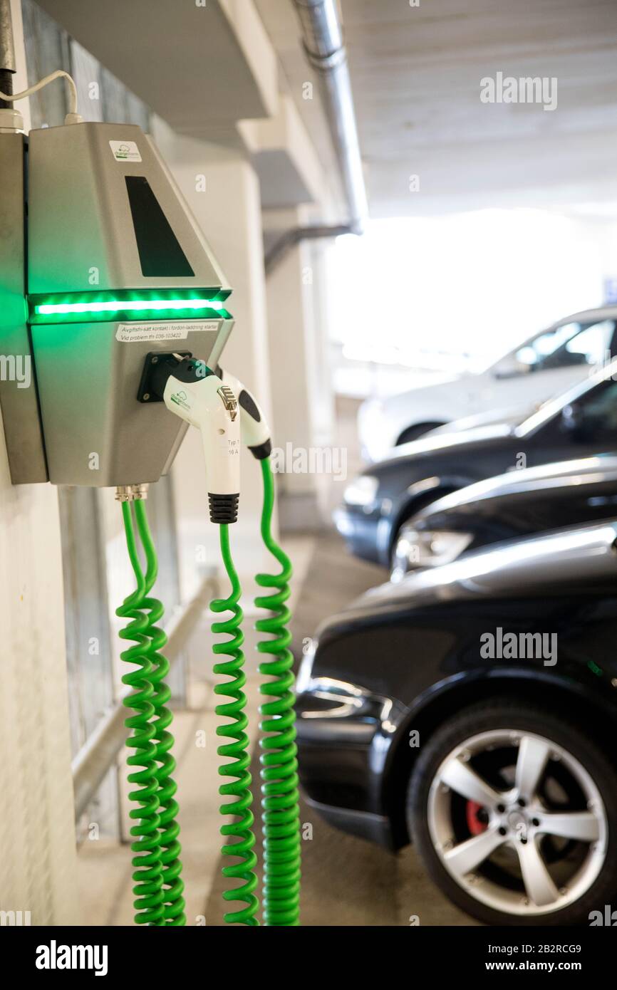 Stazione di ricarica per auto elettriche in un garage. Foto Jeppe Gustafsson Foto Stock