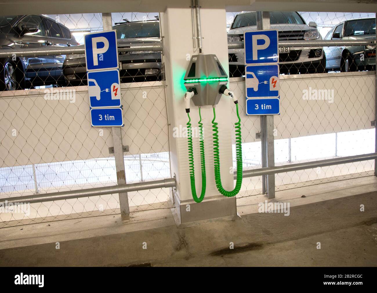 Stazione di ricarica per auto elettriche in un garage. Foto Jeppe Gustafsson Foto Stock