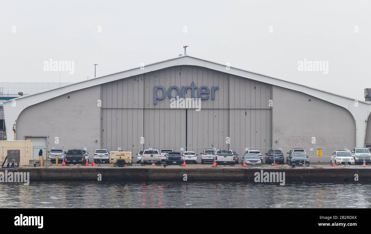 Un appendiabiti Porter Airlines all'aeroporto Billy Bishop Toronto City (YTZ). Foto Stock