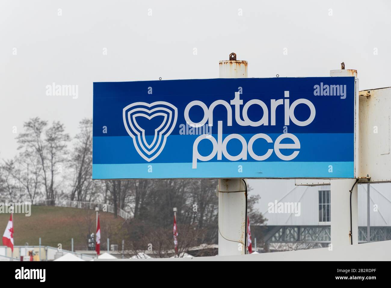 Ontario Place segno del lato di Lakeshore Blvd. In una giornata nuvolosa. Foto Stock