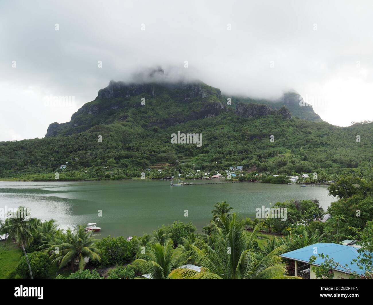 Polinesia Francese - Bora Bora: Nuvoloso Mont Otemanu Foto Stock