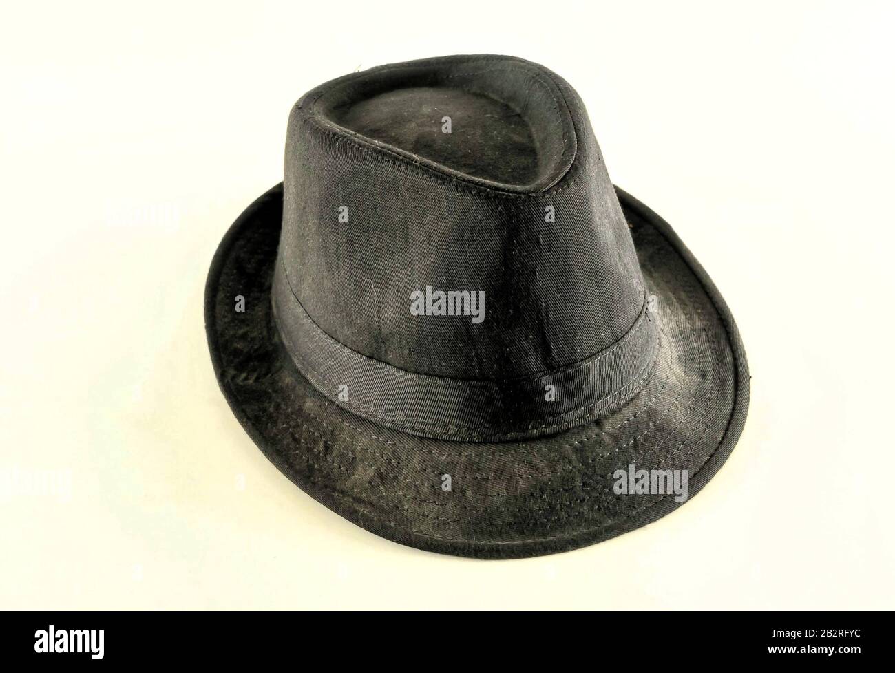 Primo piano del cappello nero di fedora su un bianco sfondo Foto Stock