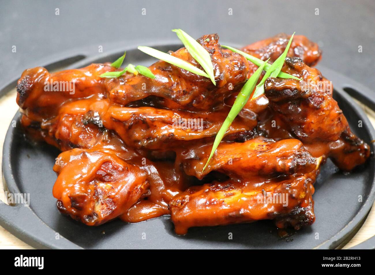 ali di pollo di bufalo su un piatto Foto Stock