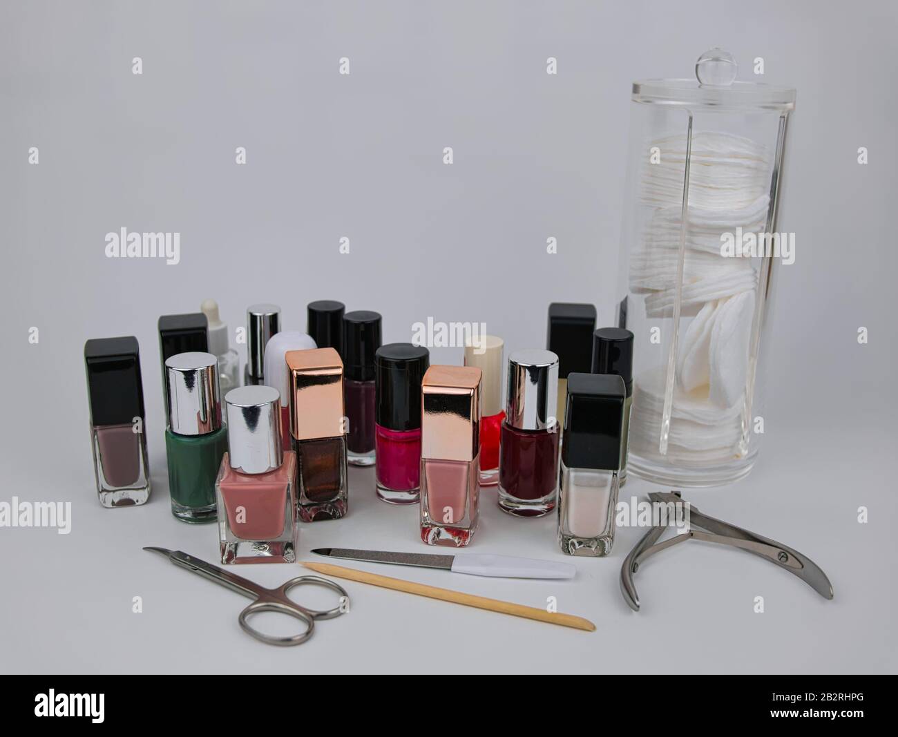 Diverse bottiglie di smalto per unghie in diversi colori e esigenze di manicure Foto Stock