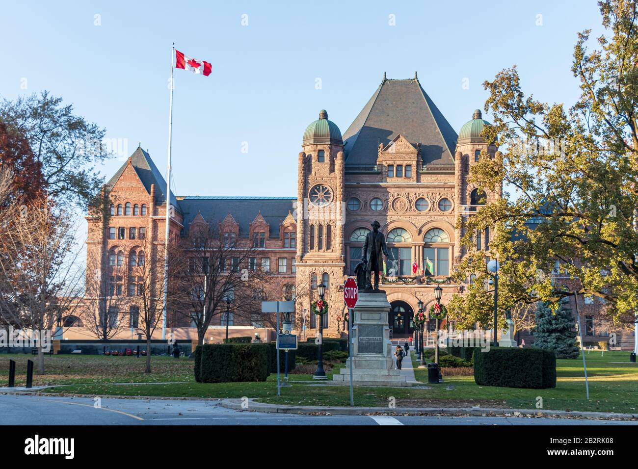Vista dell'Assemblea legislativa del Queen's Park dell'Ontario e della statua di John A. Macdonald in una giornata di sole limpida Foto Stock