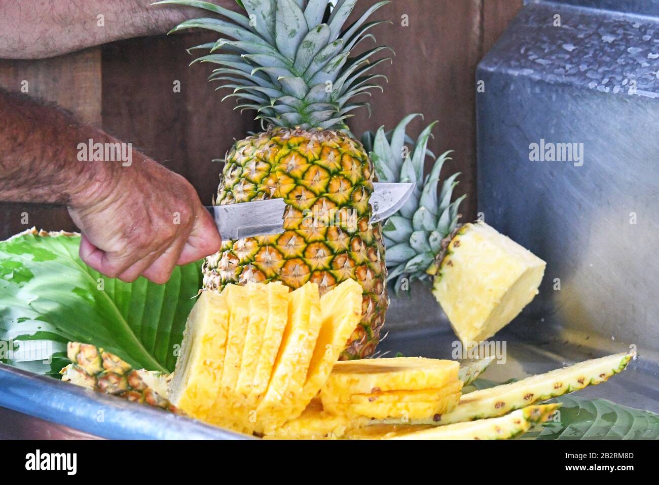 Taglio Di Ananas, Costa Rica Foto Stock