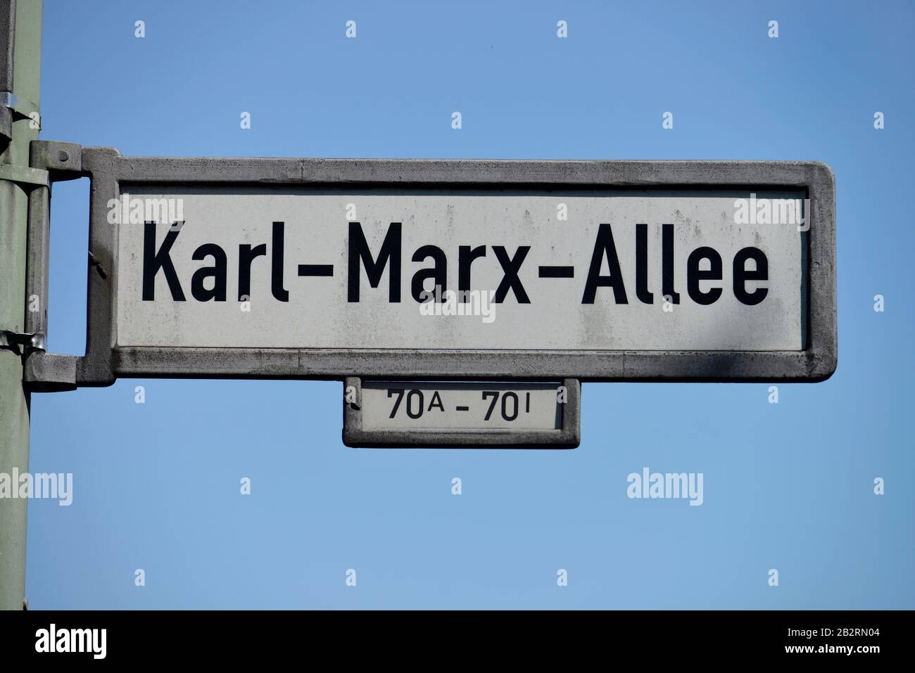 Strassenschild, Karl-Marx-Allee, Friedrichshain di Berlino, Deutschland Foto Stock