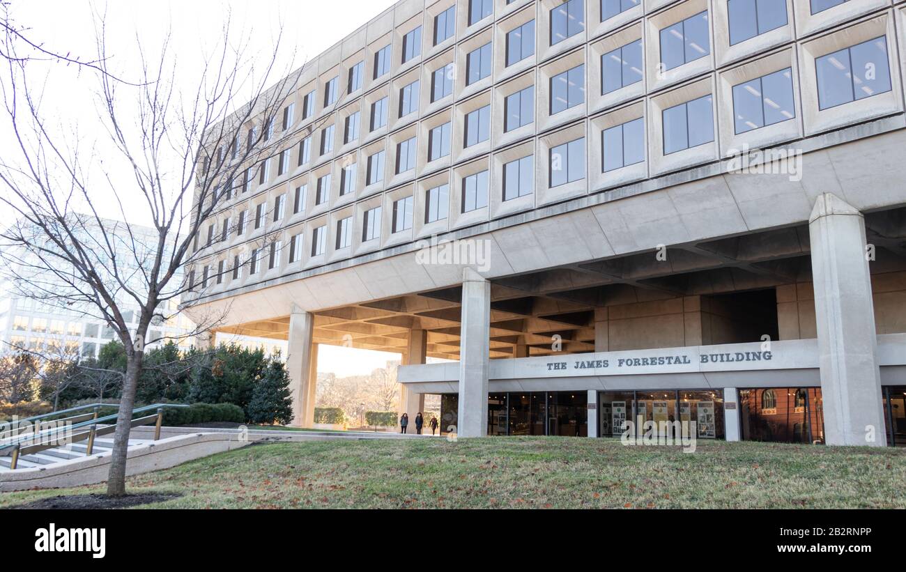 Di fronte al James Forrestal Building, sede del Dipartimento dell'energia degli Stati Uniti in D.C. Foto Stock