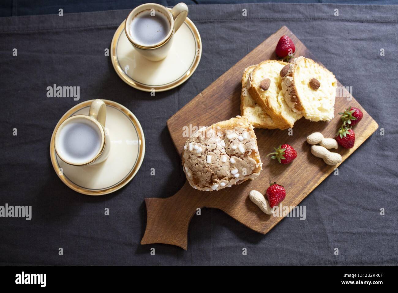 Biscotti al cioccolato su tavola di legno. Biscotti al cioccolato sparati. Pile di biscotti al cioccolato, biscotti con gocce di cioccolato, biscotti con farinata d'avena. Caffè Foto Stock