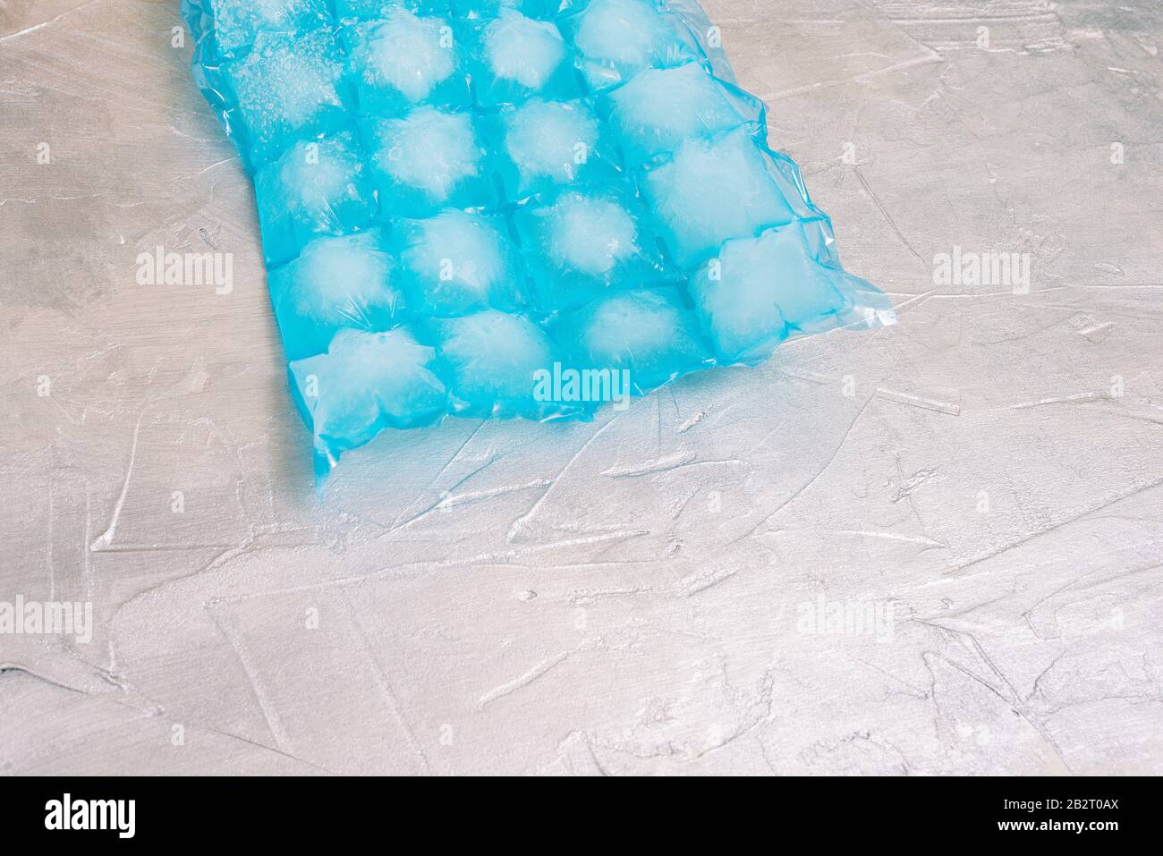 Cubetti di ghiaccio in una busta di plastica blu. Stampi per ghiaccio  monouso. Rimedio per contusioni e bevande di raffreddamento Foto stock -  Alamy