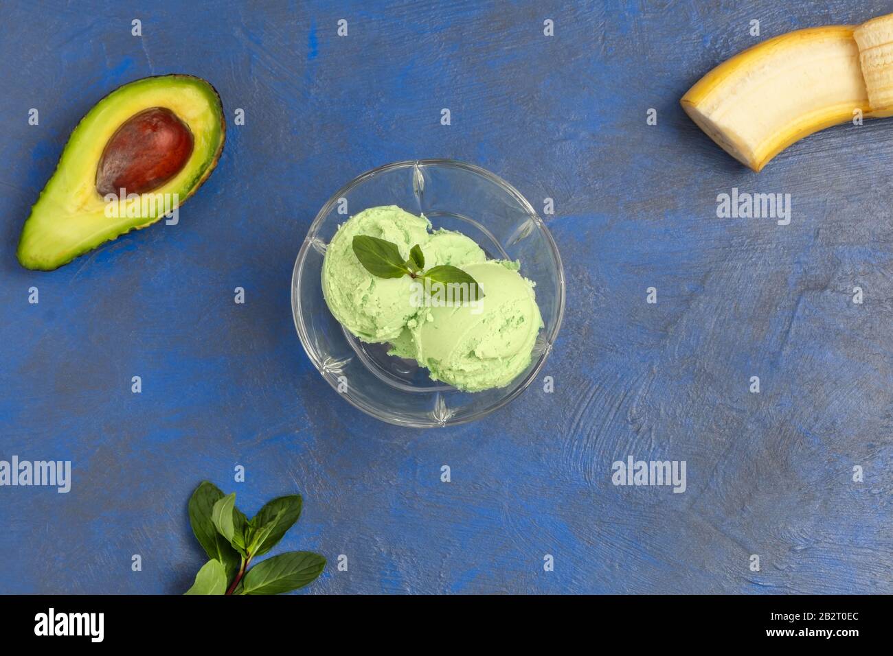 Gelato al keto avocado facile e sano su sfondo blu scuro, sopra la vista Foto Stock